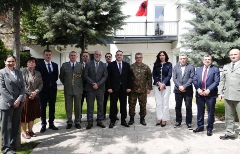 Ministri shqiptar i Mbrojtjes viziton Kosovën, theksohet bashkëpunimi në mbrojtje
