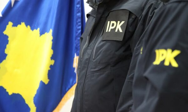 Pranoi 2 mijë euro në lidhje me skema piramidale dhe bixhoz të paligjshëm, IPK arreston zyrtarin policor