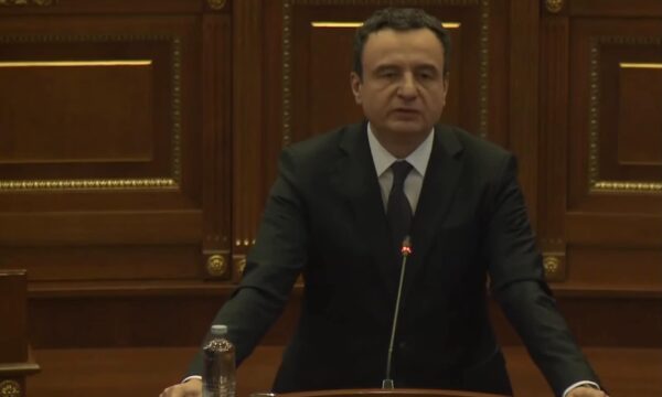 Kurti akuzon mediat për raportime mbi “financime me thasë parash” dhe “manipulim nga armiqtë”
