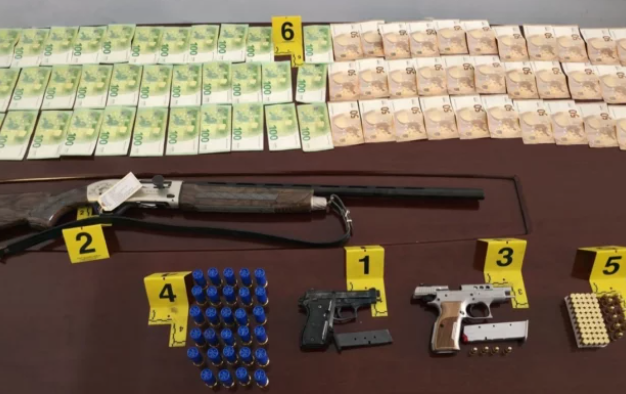 Arrestohet një i dyshuari për fajde, i gjenden edhe armë dhe para