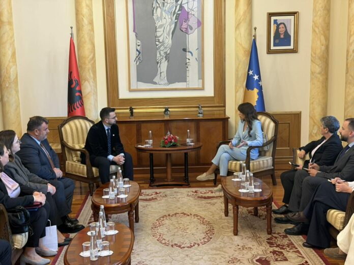 Avokatët e Popullit të Kosovës dhe Shqipërisë priten në takim nga Albulena Haxhiu
