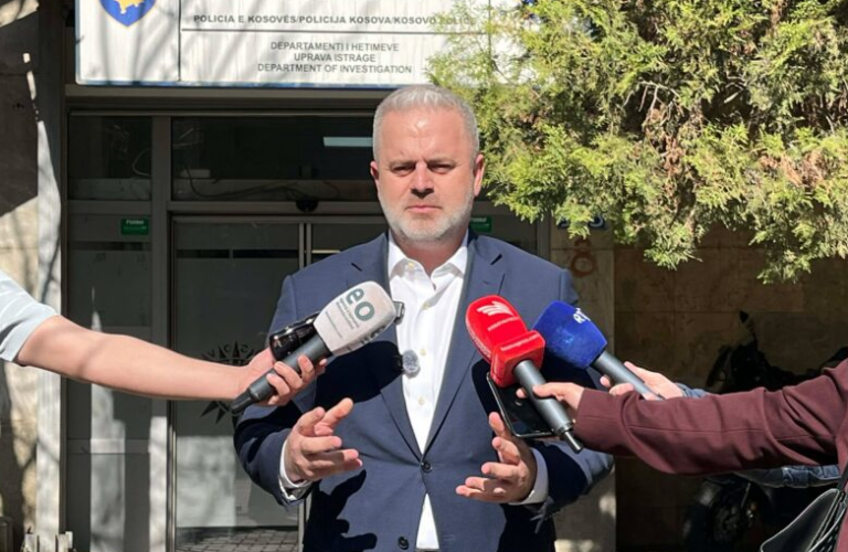 Azemi i LDK-së dorëzon në Polici dëshmitë për njehsorët elektrikë