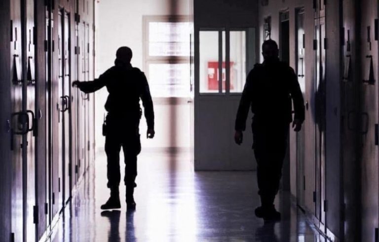 Vdes tragjikisht zyrtari i Shërbimit Korrektues të Kosovës