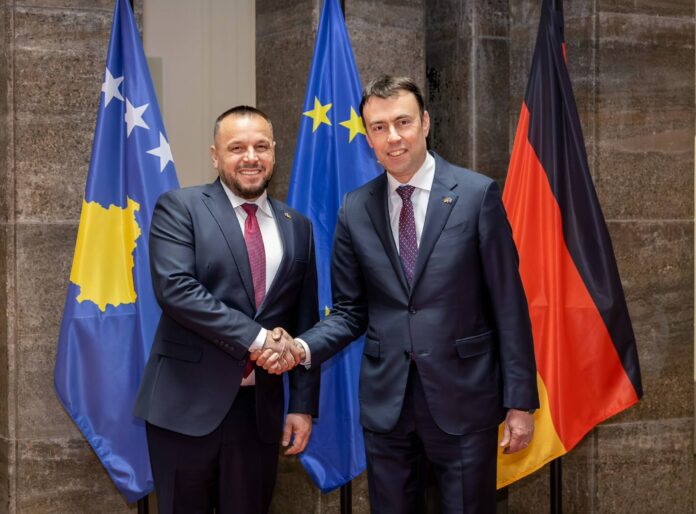 Maqedonci takon Schmid, diskutojnë për thellimin e bashkëpunimit në industrinë e mbrojtjes