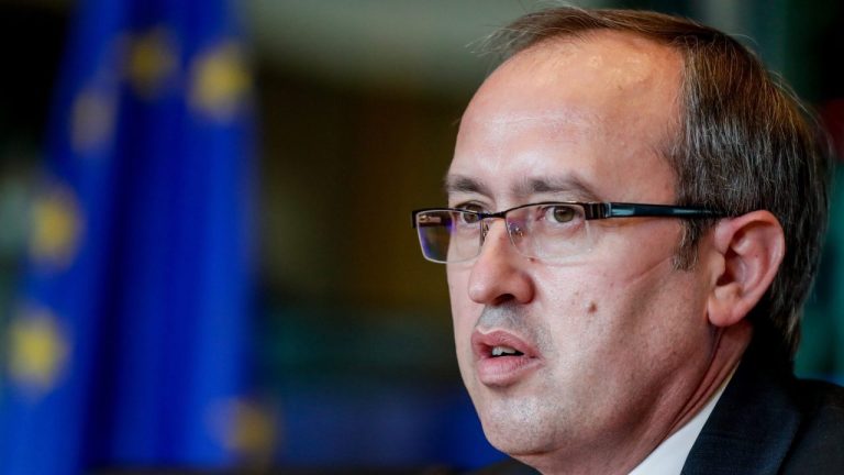 Hoti: Kosova duhet të ketë president që nuk është nga LVV-ja