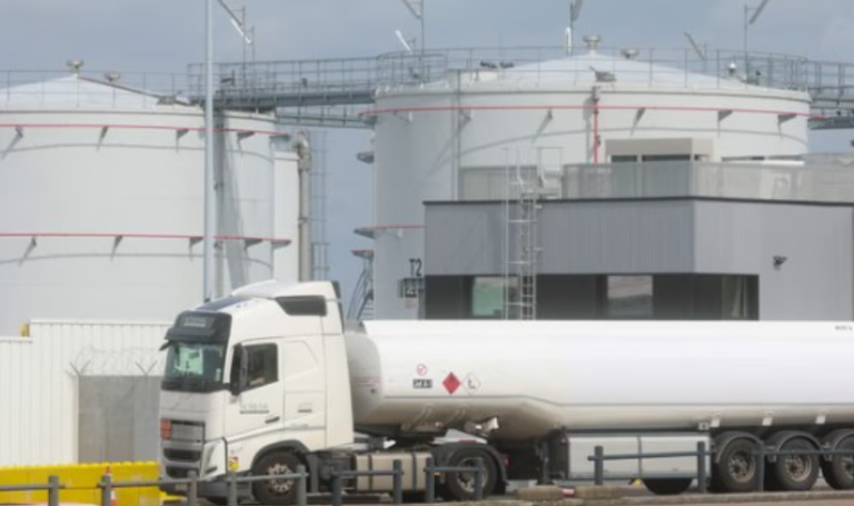 Paralajmëron kreu i agjencisë së energjisë: Evropës i kanë mbetur edhe 6 javë karburant për avionët