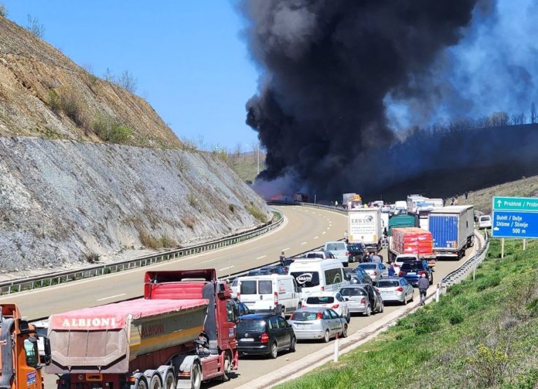 Një kamion përfshihet nga flakët në Duhël, dy persona kërkuan ndihmën mjekësore