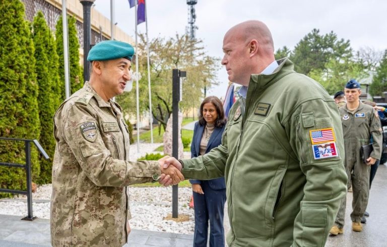 Ambasadori Whitaker takohet me komandantin e KFOR-it Ulutas, bisedojnë për situatën e sigurisë