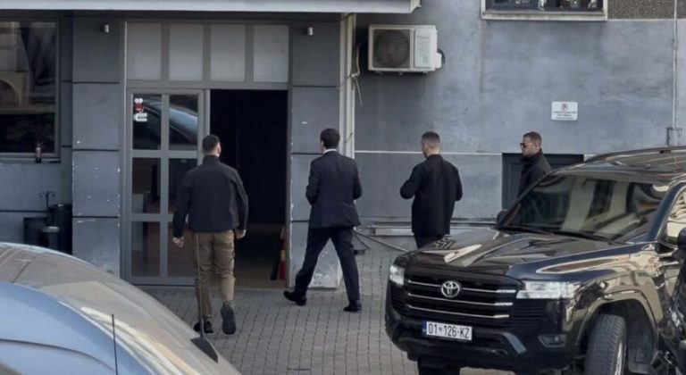 Çështja e presidentit, Kurti arrin në Kuvend – do të takohet me Abdixhikun