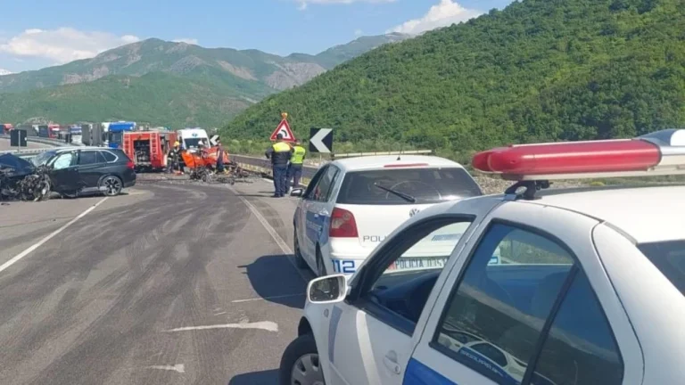 Aksident zinxhir në Librazhd, 1 i vdekur dhe 6 të plagosur, bllokohet qarkullimi