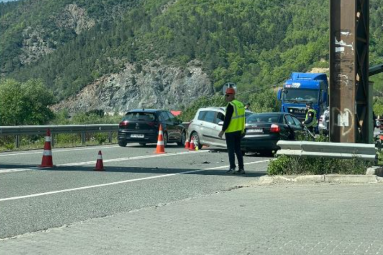 Aksident i rëndë në Rrugën e Kombit, dy persona të vdekur e pesë të lënduar rëndë