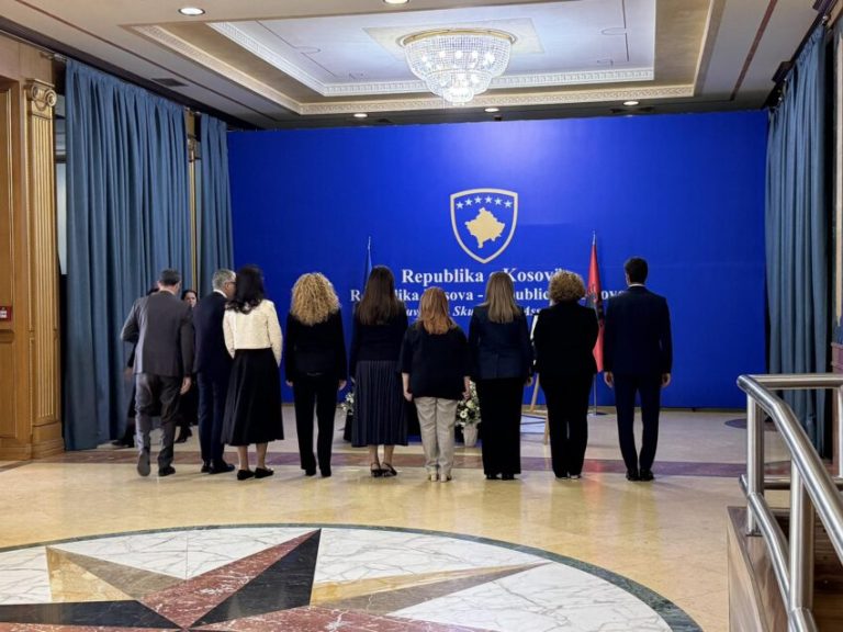 Ministra e deputetë bëjnë homazhe në nderim të akademikut Rexhep Qosja