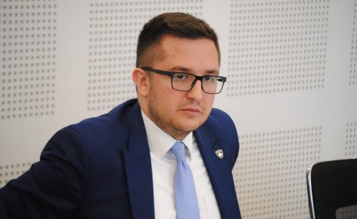 Çmimet e derivateve, Mustafa: Mos lsho pe Albin, sa më të larta çmimet aq ma shumë po të votojnë
