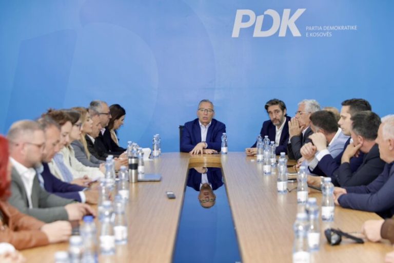 PDK mbledh Kryesinë: Po rrezikohet rendi kushtetues, nuk lejojmë që pushteti të mbivendoset mbi Kushtetutën