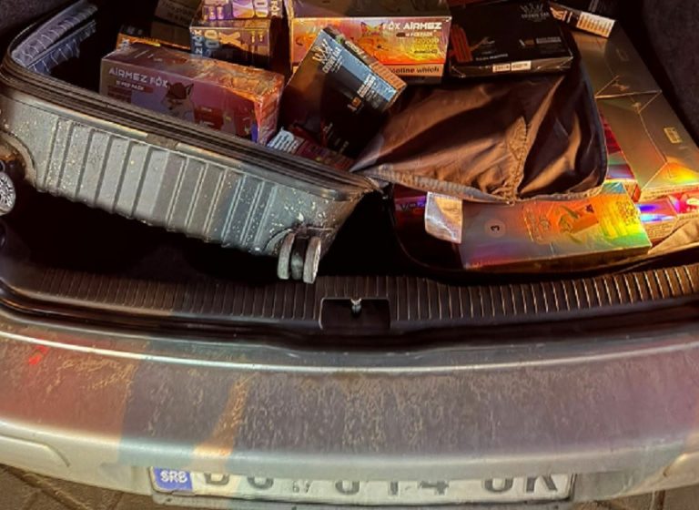 Policia ndalon një veturë me targa serbe, hyri në mënyrë ilegale në Kosovë me mallra të kontrabanduara