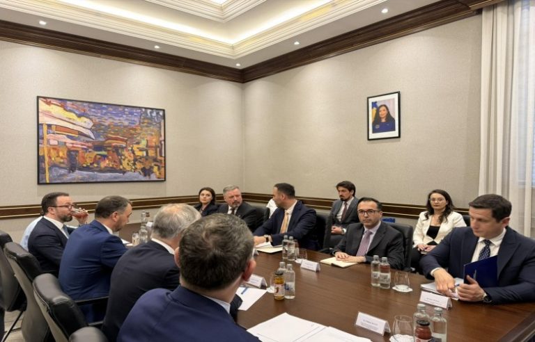 Pas Kurtit, Kryediplomati Prévot nis takimin me Konjufcën
