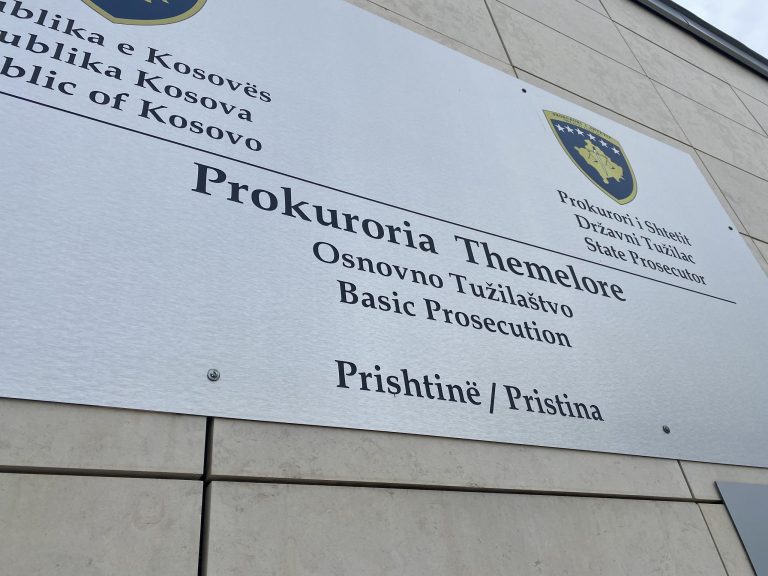 Përleshje me thika e shkopinj druri në Fushë Kosovë, ndalohen për 48 orë tre persona – Prokuroria jep detaje