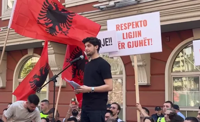 Studentët shqiptarë “pushtojnë” Shkupin, nis protesta për mbrojtjen e gjuhës shqipe
