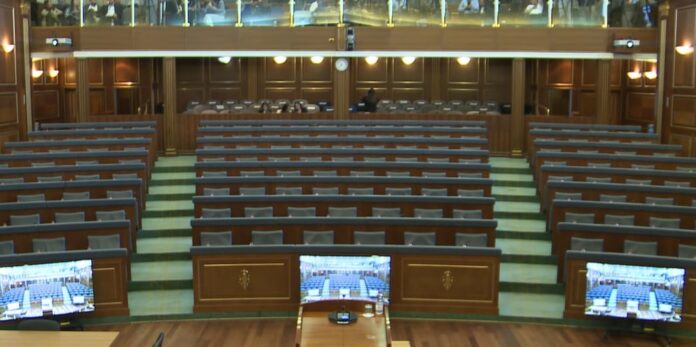 Në pritje të seancës për presidentin, ende asnjë deputet në sallë