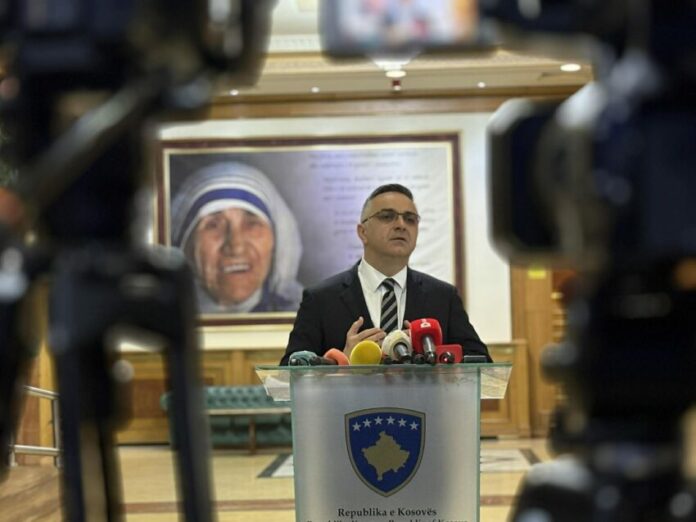 Tahiri i reagon ashpër Qeverisë: Marre, e dhatë pagën e 13-të për sektorin publik e asgjë për atë privat