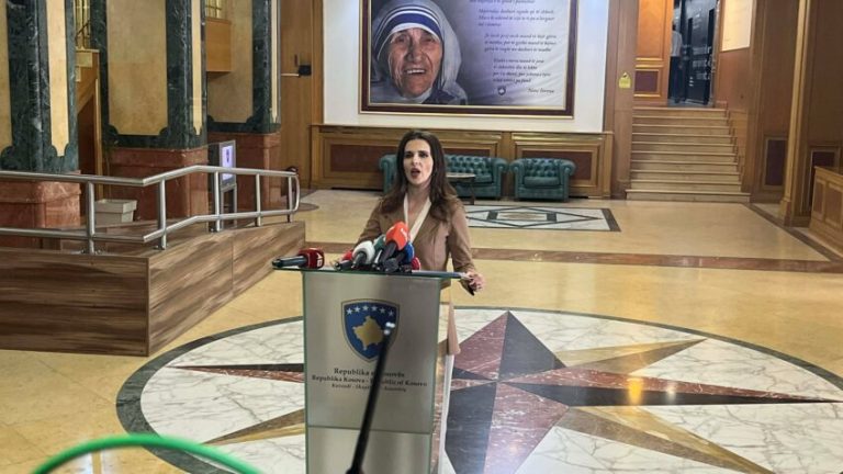 Vlora Çitaku i bën thirrje Feride Rushitit të tërhiqet nga kandidatura: Mos u bë lojë e Albin Kurtit