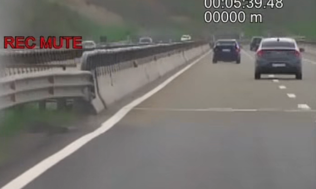 Voziti 182 km/h në autostradë me veturë pa regjistrim, i ndalohet vozitja për tre muaj dhe i konfiskohen targat