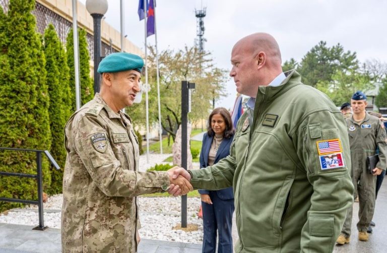 Whitaker pas vizitës në KFOR: SHBA mbetet partneri më i fuqishëm i Kosovës në forcimin e kapaciteteve të mbrojtjes