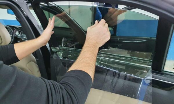 Vendim i ri: Xhamat e zinj në vetura lejohen në Kosovë, legalizimi bëhet përmes A-TEST