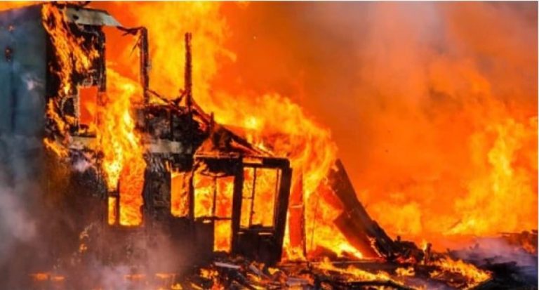 Zjarr i madh në fabrikën e stiroporit në Prizren, një punëtor i lënduar – dëmi mbi 400 mijë euro