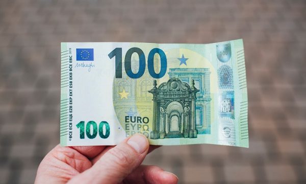 Hoti: Sot ekzekutohen shtesat prej 100 euro për pensionistët dhe fëmijët