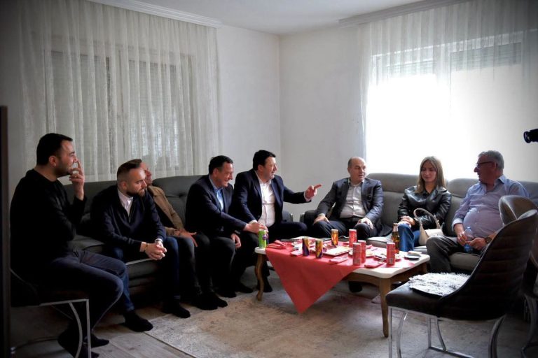 Hajdar Beqa vizitë te familja Doli në Gjakovë: Në një mikpritje ashtu siç e do tradita jonë