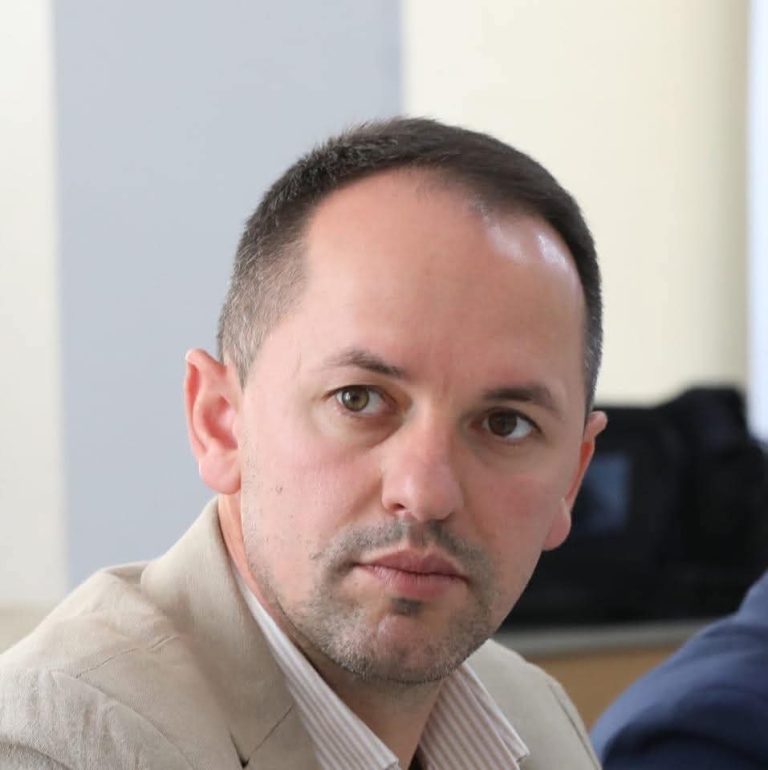 Besim Kodra: Shëndetësia e Kosovës ka nevojë për reformë rrënjësore, jo për premtime boshe!