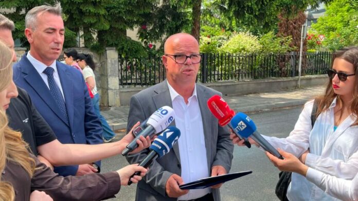 AKK dorëzon në Kushtetuese Rregulloren për Shërbimin Civil, Latifi: Qeveria po cenon autonominë e komunave