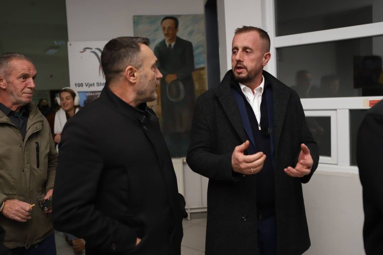 Gega i PDK-së ironizon me Kurtin që ia huqi për Suharekë