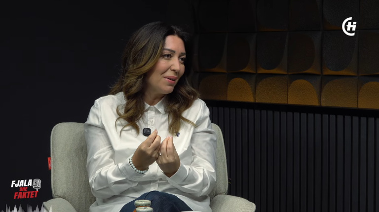 Çfarë e motivoi Adelina Thaçin që t’i futet politikës? Flet këngëtarja