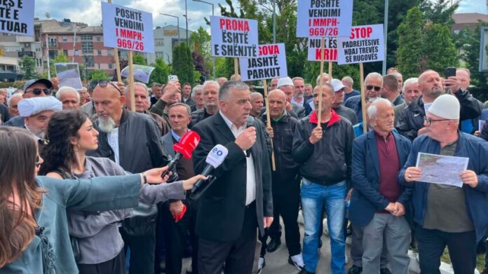 Banorët e Rugovës protestojnë kundër ndalimit të shërbimeve ndërtimore: Po na diskriminojnë në tokat tona
