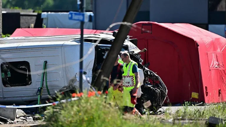 Katër të vdekur nga përplasja e minibusit shkollor me trenin në Belgjikë