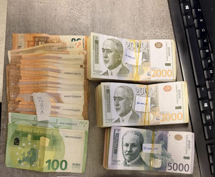 Dogana zbulon mbi 10 mijë euro të padeklaruara në Jarinje, ishin fshehur në pjesë të ndryshme të automjetit