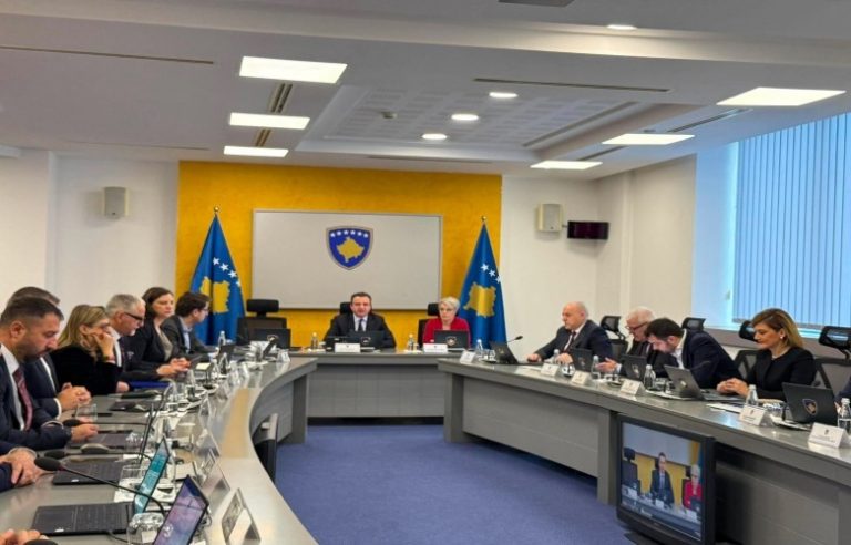 Qeveria në detyrë ndan nga 100 euro për katër kategori qytetarësh