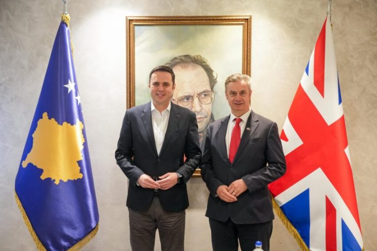 Ambasadori britanik pritet nga Abdixhiku, flasin për zgjedhjet dhe programin e LDK-së