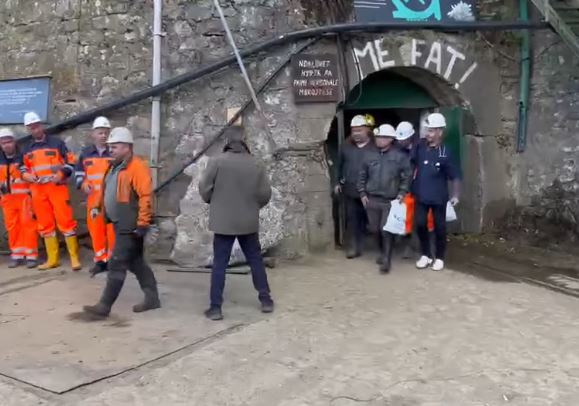 18 minatorët e ngujuar dalin nga miniera