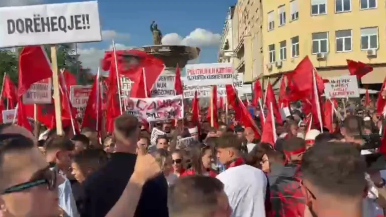 “UÇK, UÇK, UÇK”/ Mbizotërojnë ngjyrat kuqezi, studentët shqiptarë mbajnë protestën e tyre në Maqedoninë e Veriut