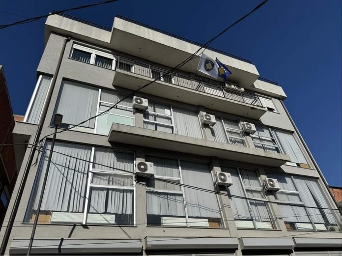 Dy mjekë në Vushtrri arrestohen për marrje ryshfeti