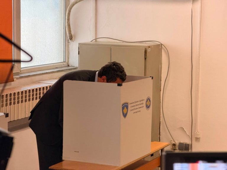 Voton kandidati për kryeministër nga LVV-ja, Albin Kurti