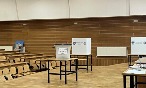 Mbi 300 mijë qytetarë votojnë deri në orën 13:00
