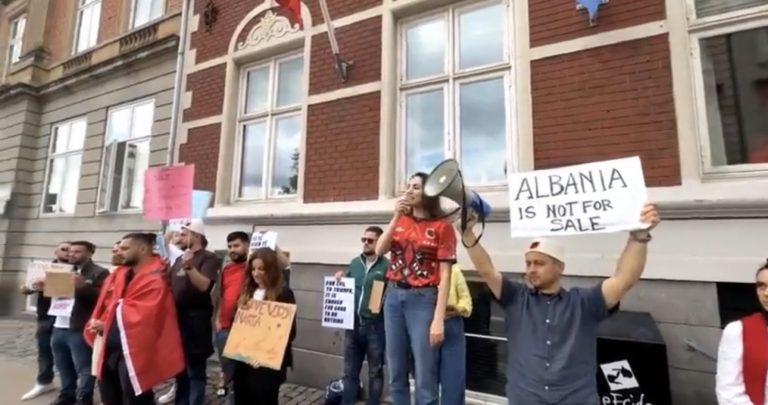 Mërgimtarët shqiptarë në Danimarkë protestojnë kundër investimit të resortit në Zvërnec