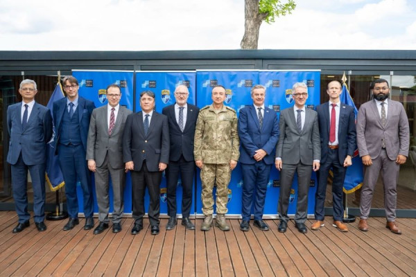 ​Komandanti i KFOR-it takohet me ambasadorët e shteteve të QUINT-it, flasin për sigurinë