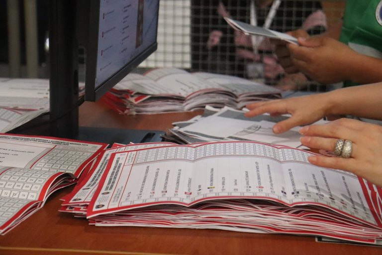 Numërimi i votave me postë, Cakolli tregon sa mandate iu takojnë partive me trendin aktual