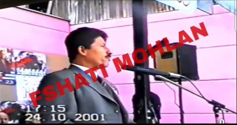 Pamje të rralla nga viti 2001: Ukë Bytyçi duke mbajtur një falim të veçantë në Mohlan të Suharekës