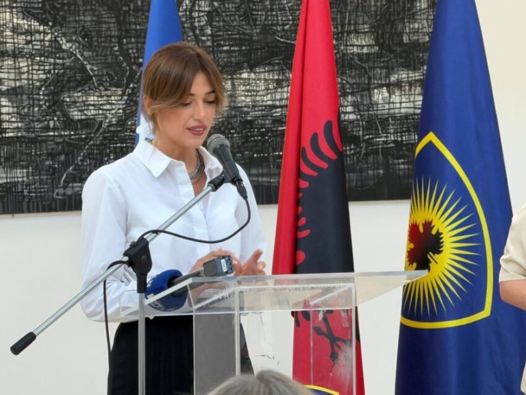 Haxhiu në Suharekë zbulon muralin “Çast”: Dhuna seksuale gjatë luftës nuk duhet të mbetet vetëm kujtim, por çështje drejtësie